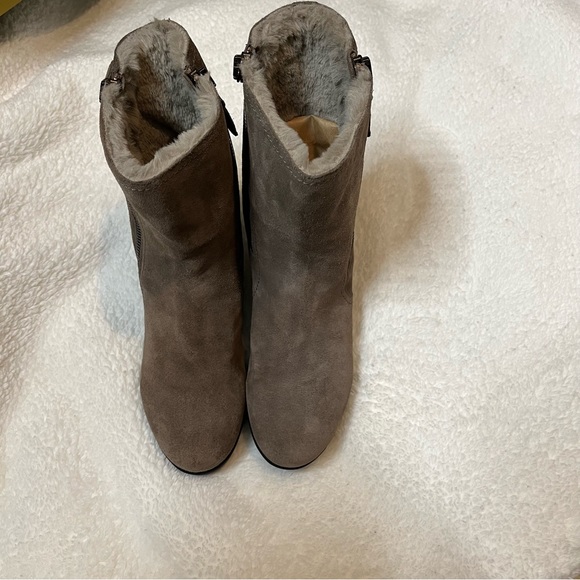 AQUATALIA "WANITA" TAUPE SUEDE LEATHER -FUR / SHEARLING LINED ZIP ANKLE BOOTS - Picture 5 of 14